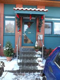 Vordach gestrichen und weihnachtlich geschmückt